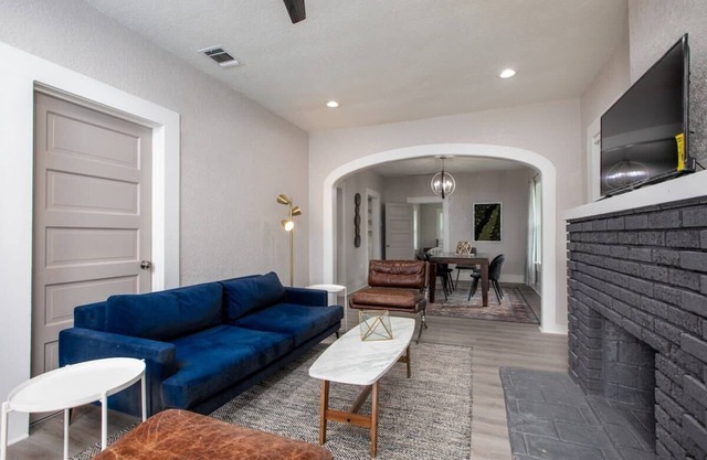 Sleek Dignowity Hill House with King Beds