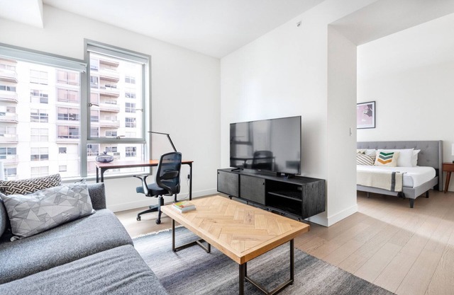 Sleek Downtown 1BR w/Gym, Doorman, Metro Center, by Blueground (LAX371)