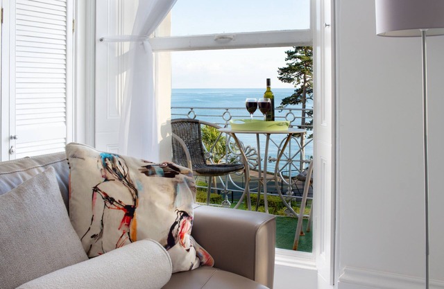 *SLEEPING IN STYLE BY THE SEA*Luxury Beachfront apartment