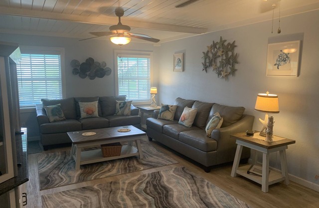 Sleeps 10, Hot Tub ,Centrally Located , generator WiFi , rooftop deck,