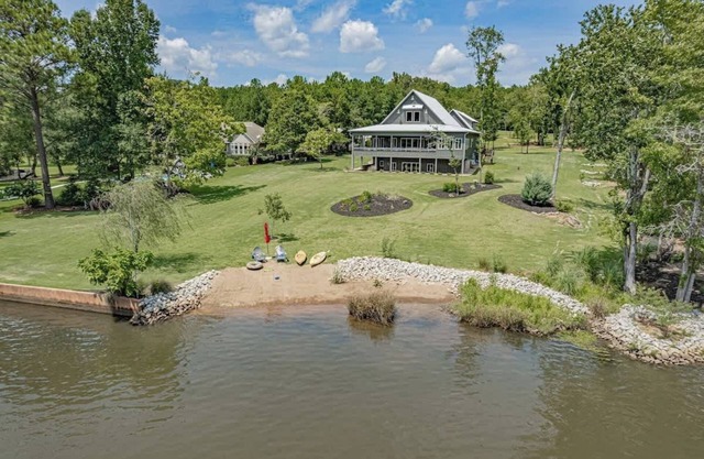 Sleeps 12, Kayaks, Private dock, Large yard + More