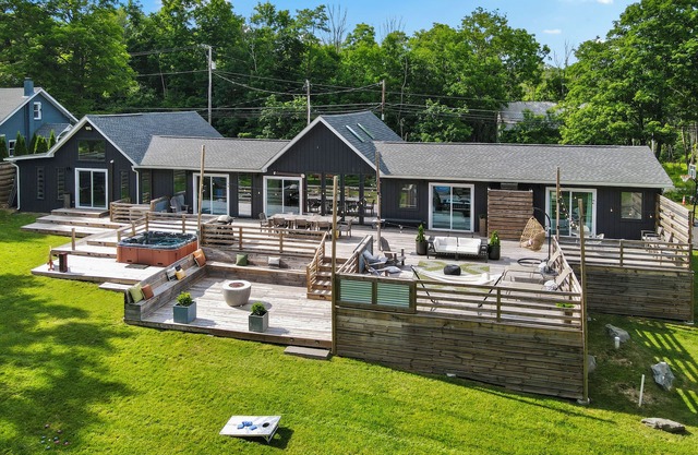 Sleeps 14! Game Room, Hot Tub, Firepit, Near Camelback & Great Wolf Lodge
