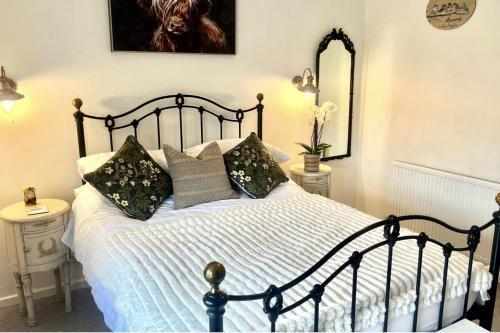 Sleeps 2 Cottage -Private Garden - Log burner