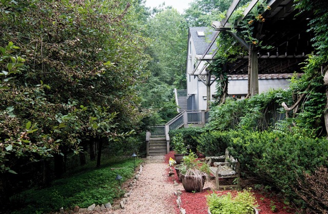 Sleeps 4 w/screen porch and private Hot Tub