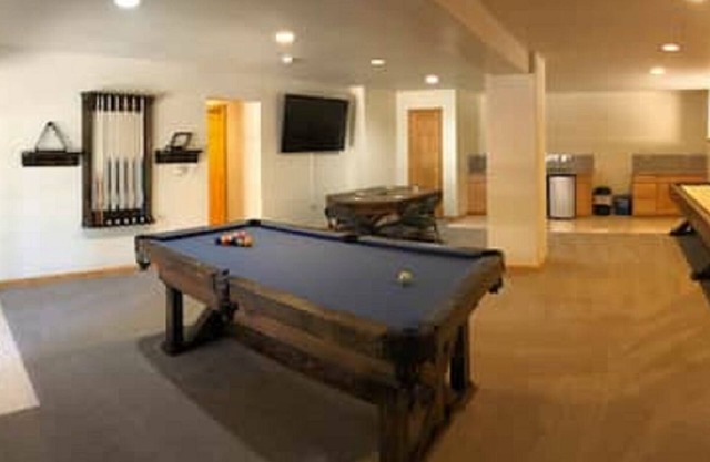 Sleeps 6 - 3 bedrooms 3 .5 bathrooms
