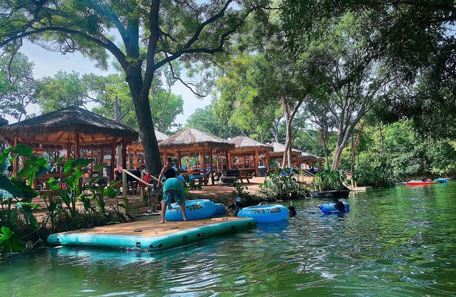 Sleeps 6! Brand new Cabin with many amenities: Pool, hot tub, kayaking! - RC18