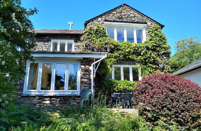 Sleeps 6 guests in 3 bedrooms