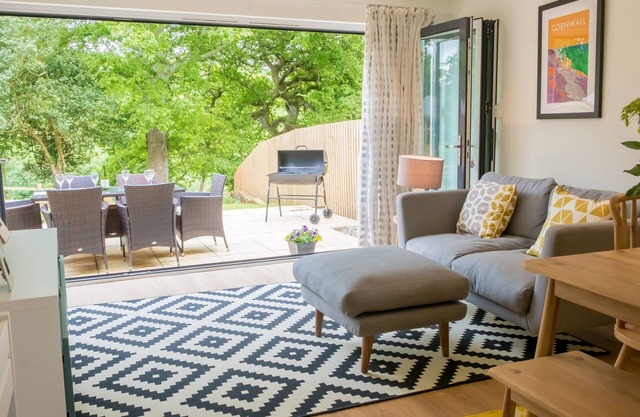 Sleeps 6 in 3 Bedrooms, riverside walk into Truro & easy drive to beaches.