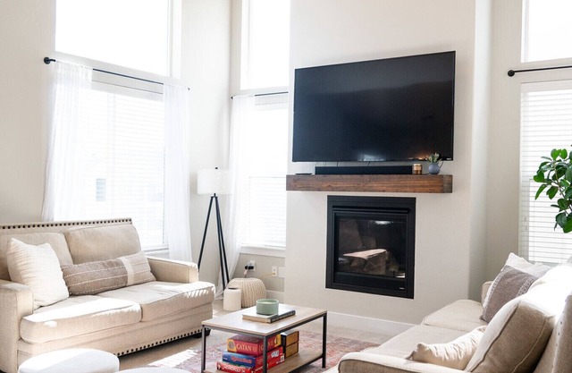 ⭐️Sleeps 7⭐️ Pool and workout room access⭐️