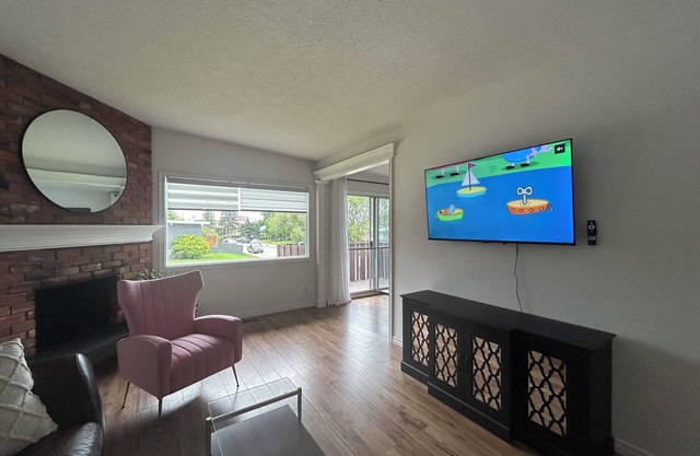 Sleeps 8/South Calgary Spruce Meadows/Fish Creek