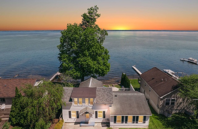 Sleeps10 Lakefront Retreat: Fire Pit & Near Casin