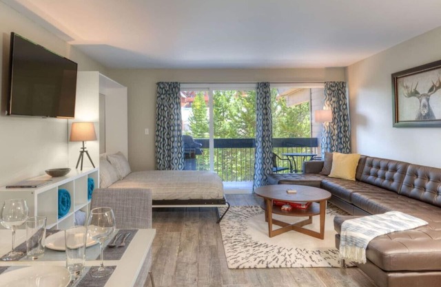 Slope-Side 1 Bedroom, Walk to Chairlifts!