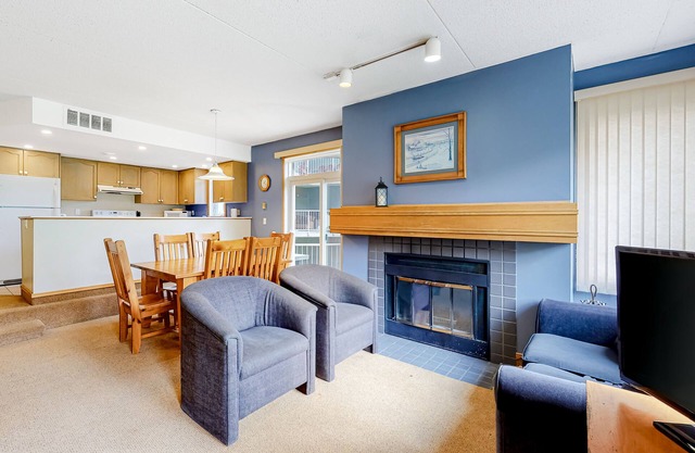 Slopeside, Blue Mountain getaway with fireplace & small deck