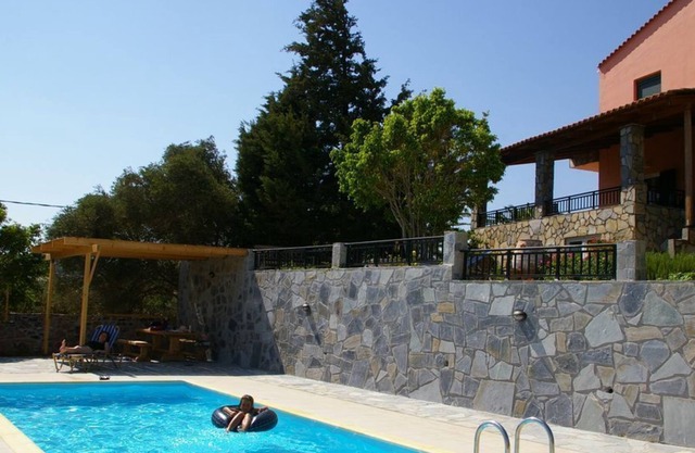 Small apartment in an idyllic olive grove, communal pool & free WiFi