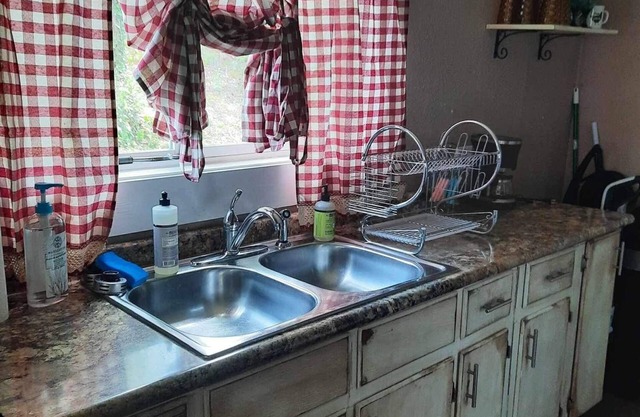 Small home tucked away in Grundy County. Several state parks nearby.