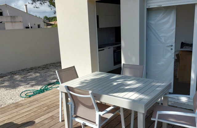 Small new house, 150m from the beach on a 330m2 plot. Quiet. 2 stars.