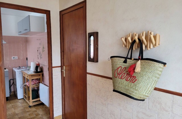 Small, quiet house in La Cotinière, close to shops and ocean.