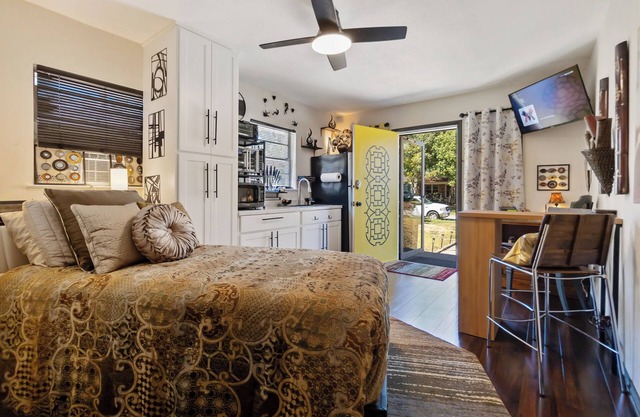 Smart & Functional XL Studio Perfect 4 Singles Just 20 Mins from Downtown Dallas