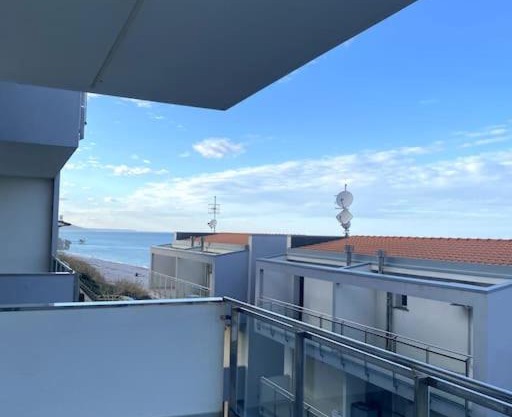 smeraldo sul mare con grande balcone