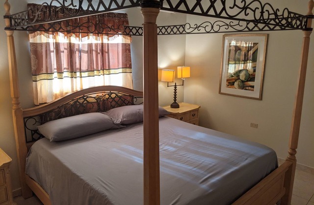 Smile Tangerine - One Bedroom Apartment - King Bed - Secure Centrally Located