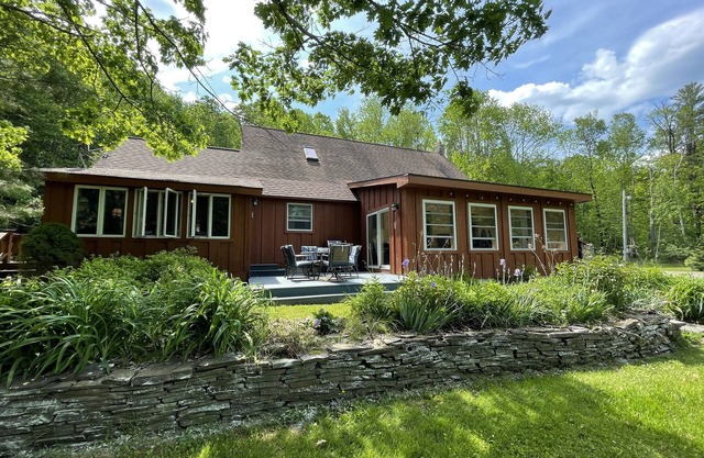 Smiling Pines - Unique getaway - private pond, kayaks, fire pit, king bed