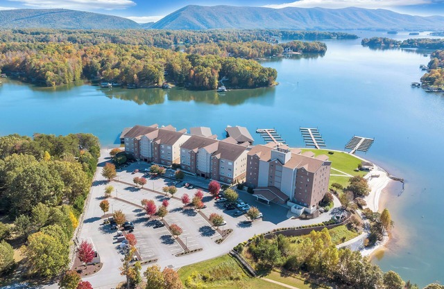 Smith Mountain Lake Retreat w/Resort Amenities!