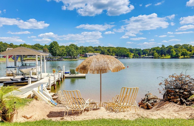 Smith Mountain Lake Retreat w/Private Beach!