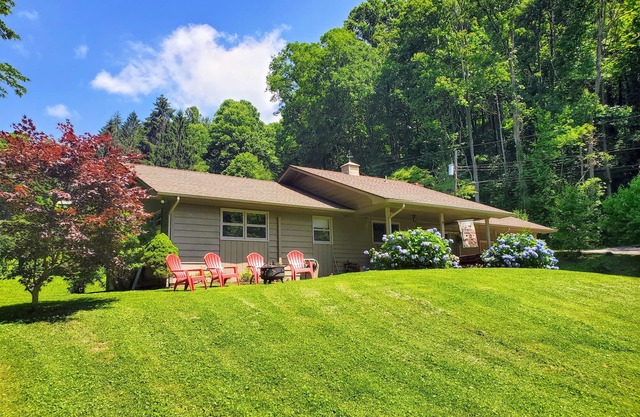 Smoky Mountain Creekside Holiday! Squeaky clean!