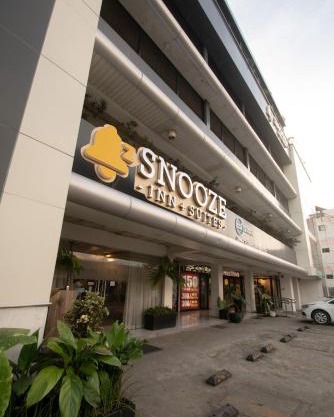 Snooze Inn & Suites