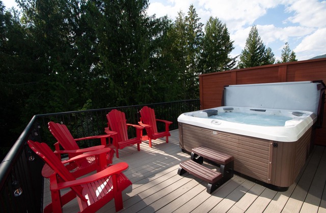 Snow Rodeo Escape. 3 floor Townhouse, 2 private patios, 7 person HOT TUB!