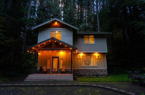 Snowline Hillside Chalet