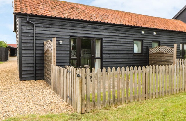 SNOWY OWL BARN, romantic, character holiday cottage in Shipdham