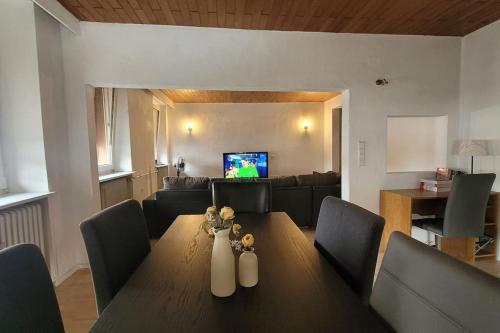 Snuggly Spacious Apartment Near Everything