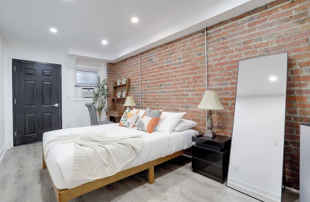 Sojourn Studio Cosmopolitan Pad 5 Min from Metro