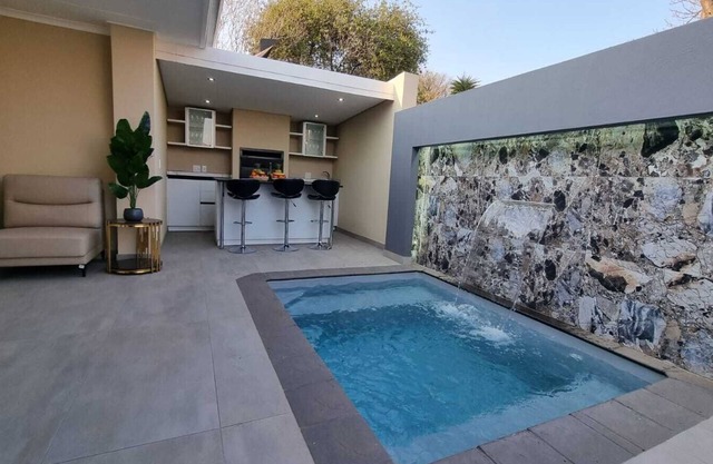 Solar-powered cozy house with splash pool and jacuzzi