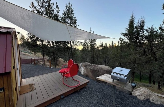 Solar powered little cabin. Private deck and remote setting; minutes from town.