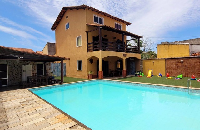 Soluar 7 bedroom house with family pool close to the bus station.