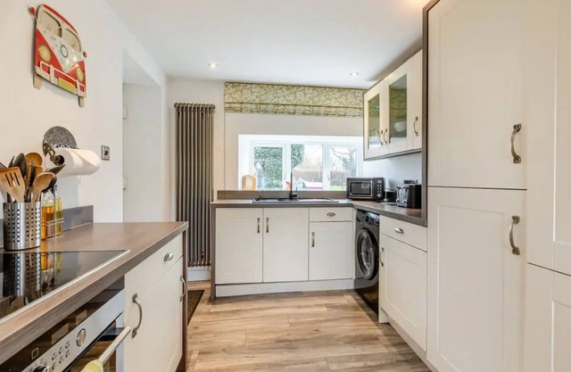 Somerset, detached cottage, large enclosed garden, hot tub, pet friendly!