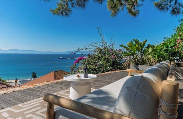 SongBird in Simon's Town + Outdoor Bath & Sea View