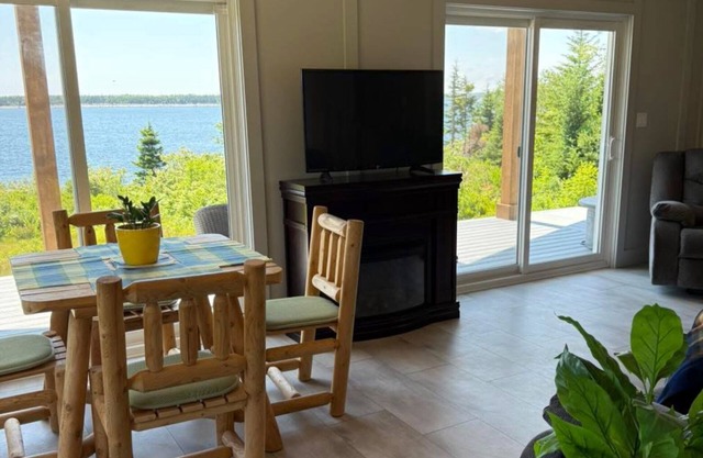 Soothing cottage with AC in charming ShelburnenOcean views for miles