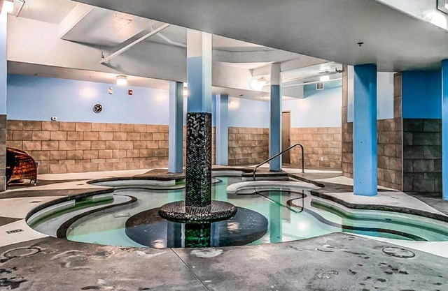 Sophisticated MTN 2 Bedroom Pool Hot Tub managed by Little Sister Getaways