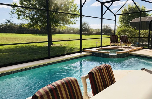 SOUTH FACING POOL/SPA - ALL DAY SUN - FREE BBQ/WIFI/CALLS - GAMES ROOM - 5 BR