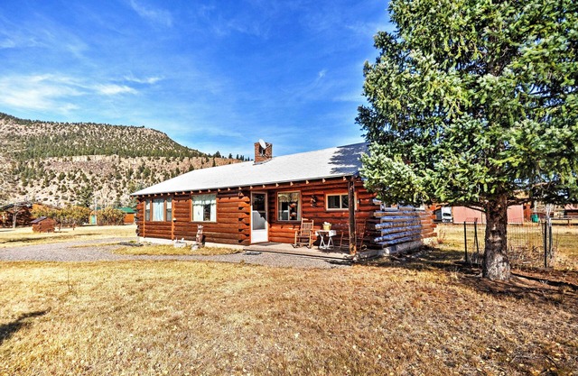 South Fork Log Cabin w/Beautiful Mountain Views!