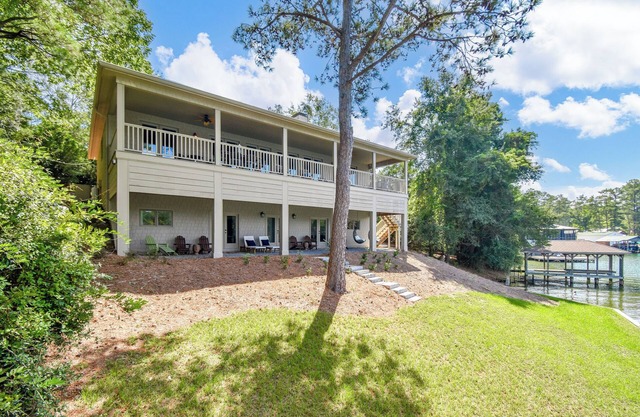 Southern Comfort by Big Fish Real Estate Group at Lake Martin, sleeps 10!