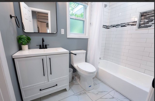Spacious 5-bedroom house in serene Setauket- East Setauket with WiFi, AC