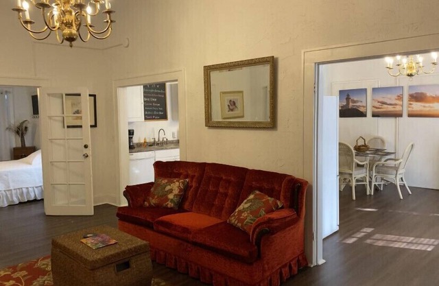 Spacious 1/1 apartment near Stetson, sky diving, river, springs, racing, beaches