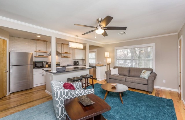 Spacious 1BR w/KING Bed Near Hospital & Downtown