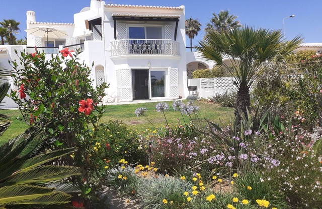 Spacious 2 Bed Apt.Terraces, Mature Gardens, Sea Views And Use Of Communal Pools