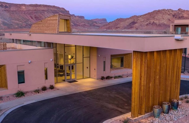 Spacious 2-bedroom condo in Magical Moab with AC, fitness room