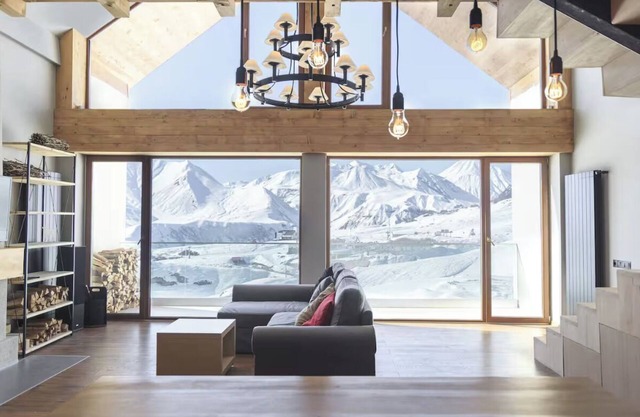 Spacious 2-bedroom Loft in New Gudauri with Panoramic Views, Ski in Ski out